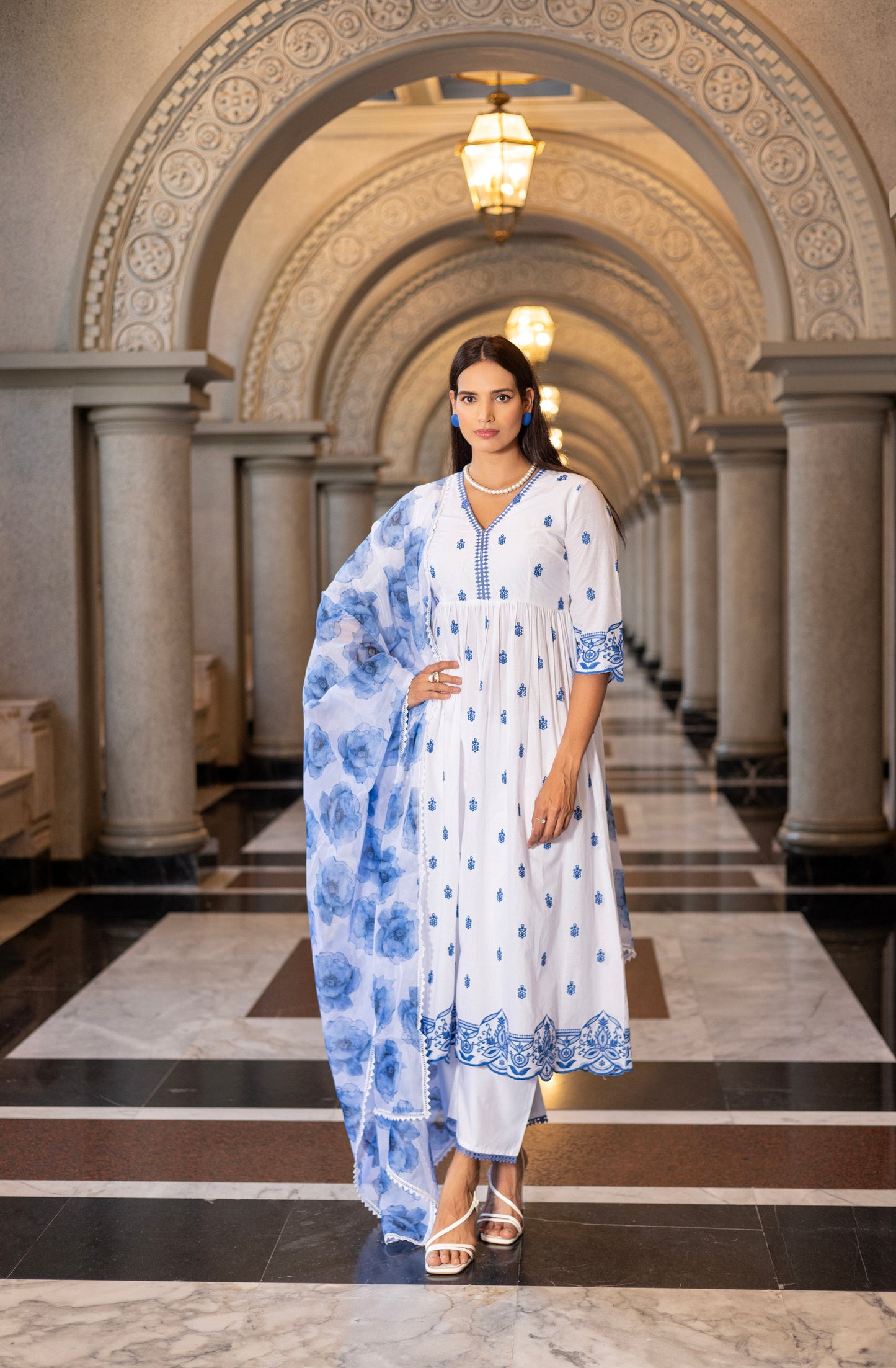 WHITE SUIT SET WITH BLUE FLORAL EMBROIDERY AND PRINTED ORGANZA DUPATTA