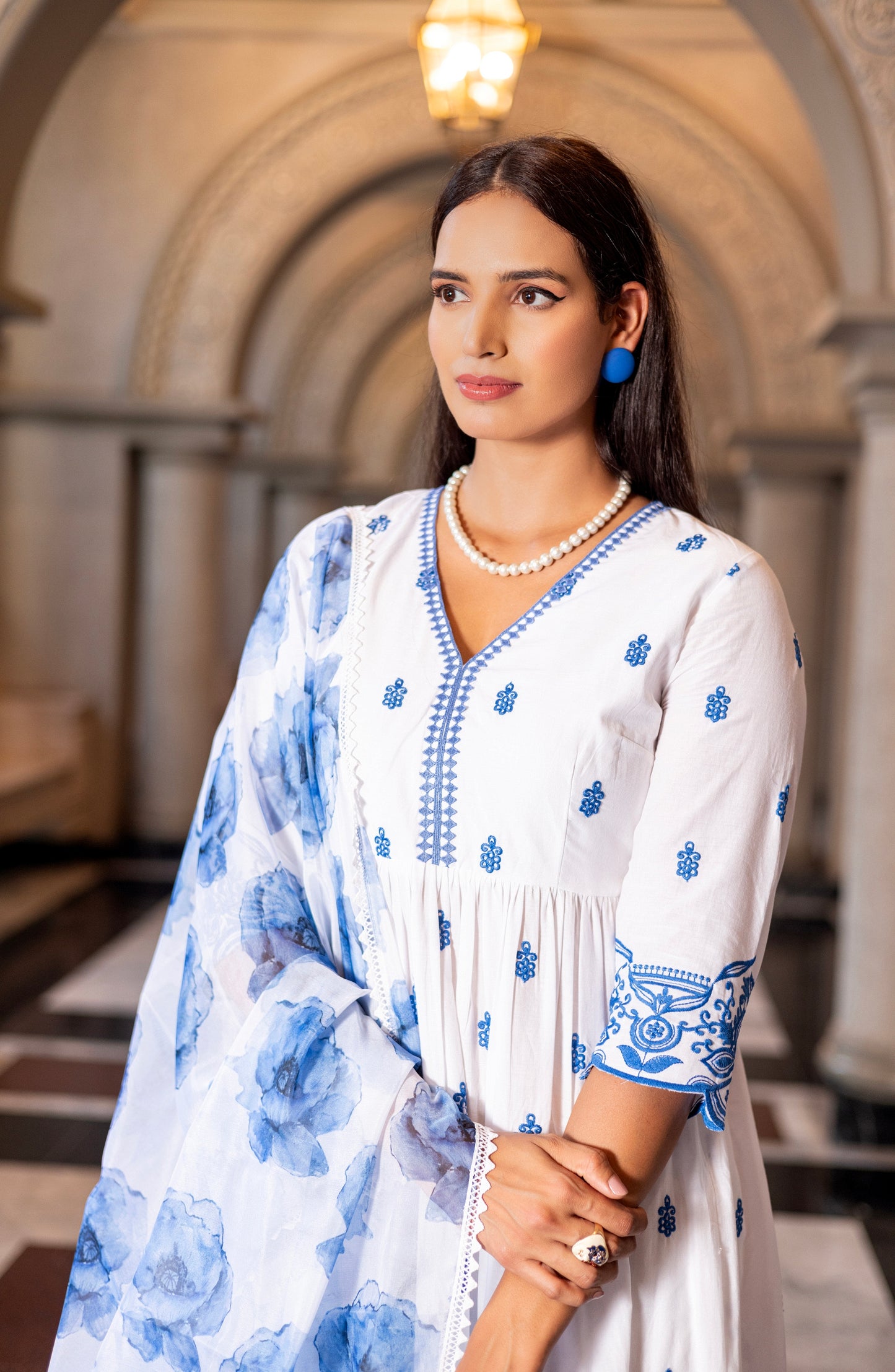WHITE SUIT SET WITH BLUE FLORAL EMBROIDERY AND PRINTED ORGANZA DUPATTA