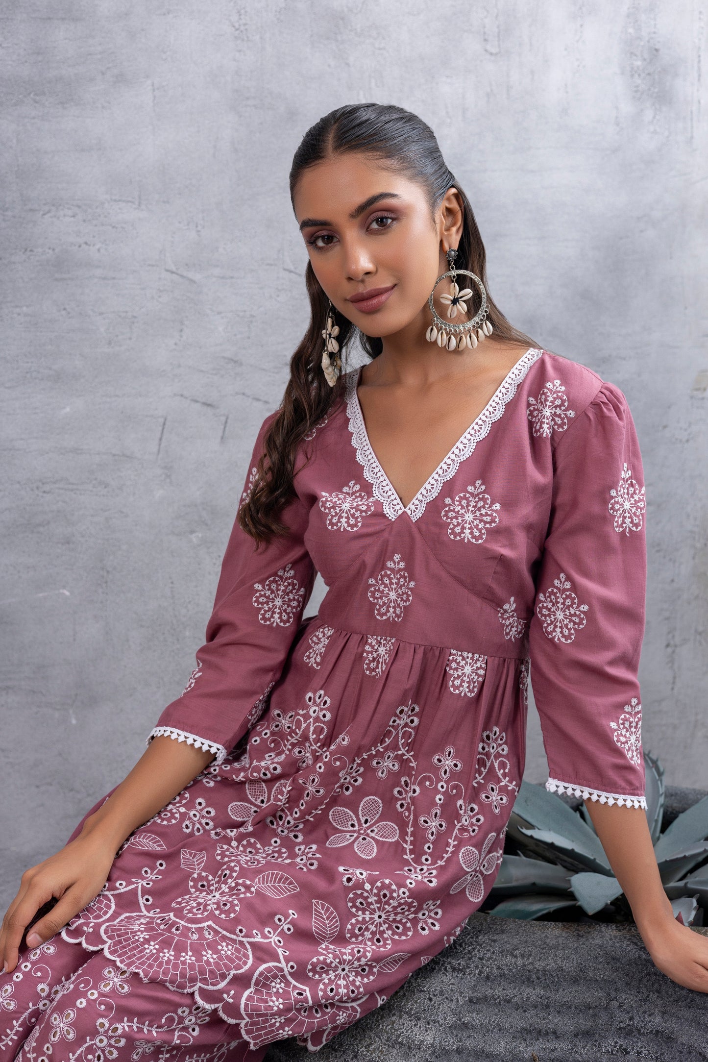 Dusty Pink Fit & Flare Kurta Set with Scalloped Floral Chikankari Embroidery
