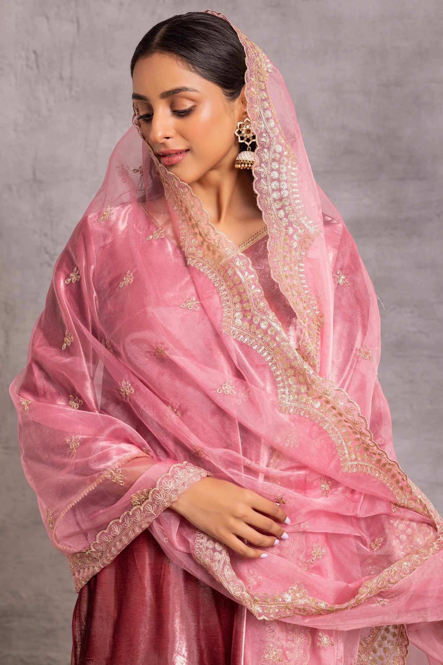 Onion pink velvet suit Set with Organza Dupatta