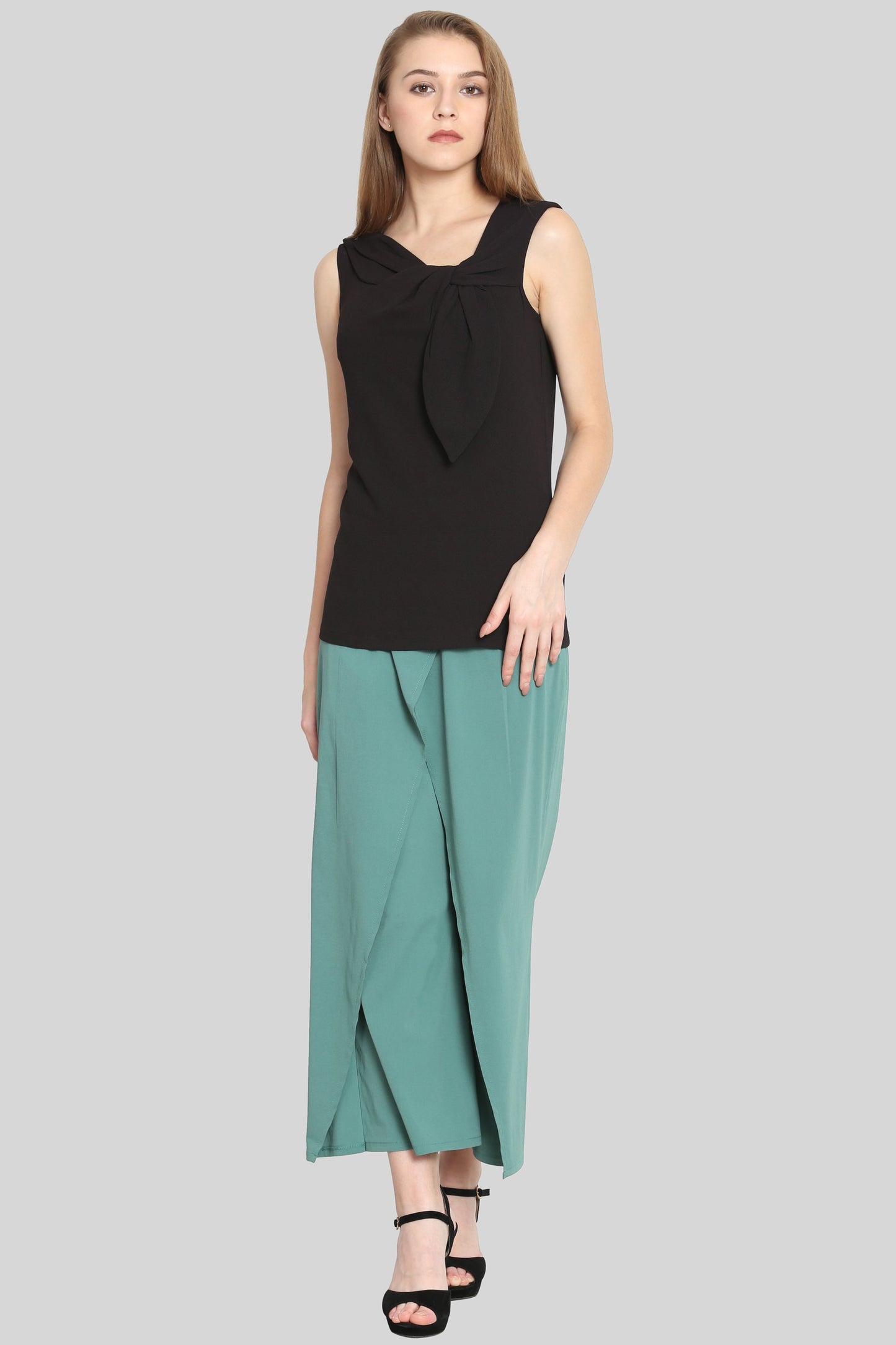 Bow on neck black top